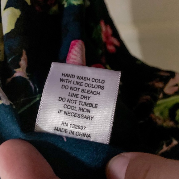 Floral keyhole front sleeveless blouse - Picture 4 of 4